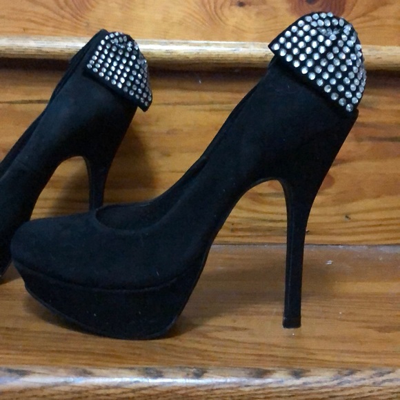 Black Heels With Bow - Picture 3 of 7